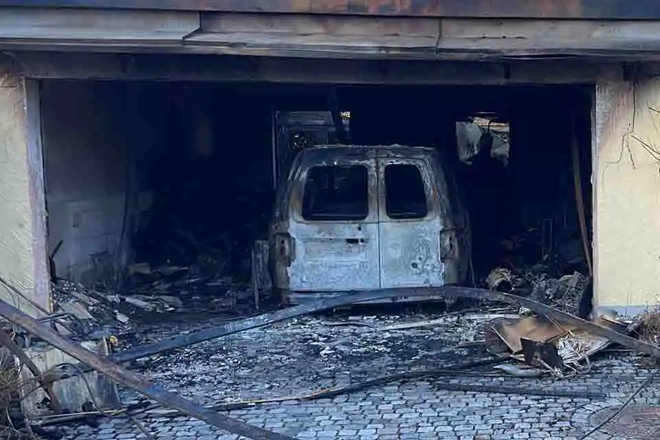 Brandschaden in einer Garage in Augsburg vor der Rußentfernung und Sanierung