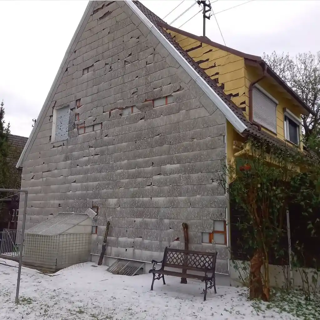 Fassade vor Renovierung – beschädigte Oberfläche in Augsburg
