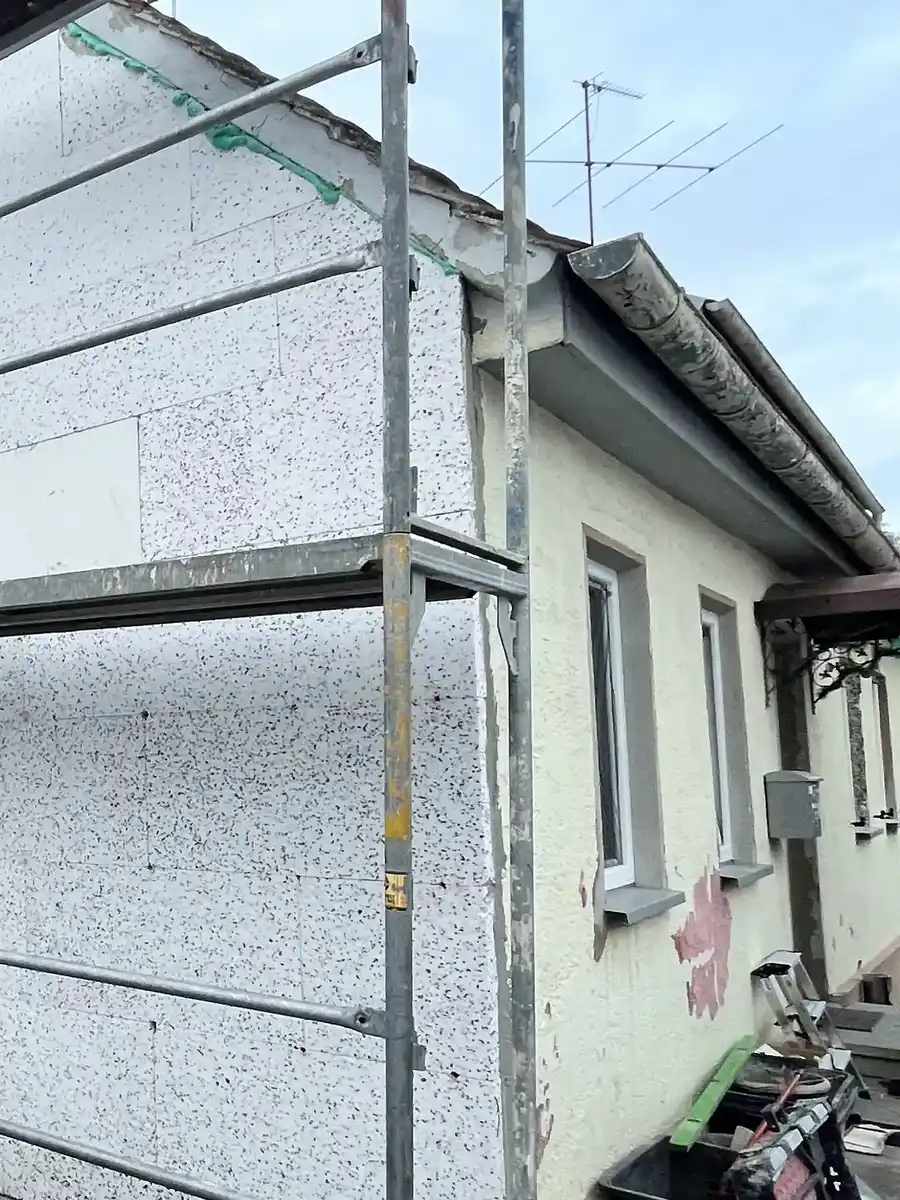 WDVS Montage in Augsburg – Dämmplatten an der Hausfassade