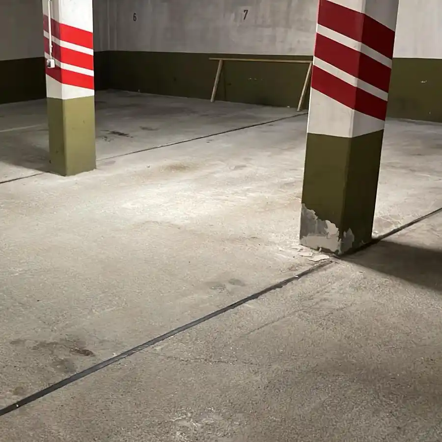 Sanierungsbedürftige Tiefgarage in Augsburg vor der Renovierung