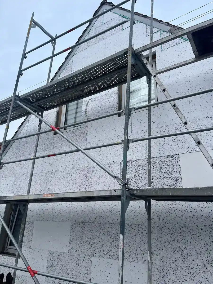 Fassadendämmung München fertig – gedämmte Außenwand bereit für Armierung und Oberputz