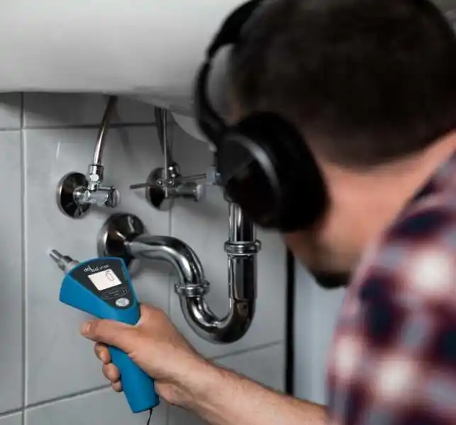 Akustische Leckortung Sensor Rohrleitungen München unter Estrich