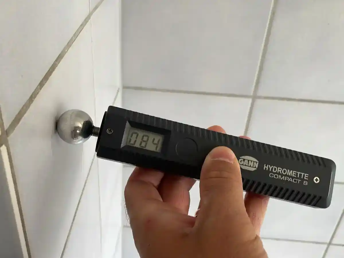 Vor Leckortung Wasserschaden feuchte Wand München