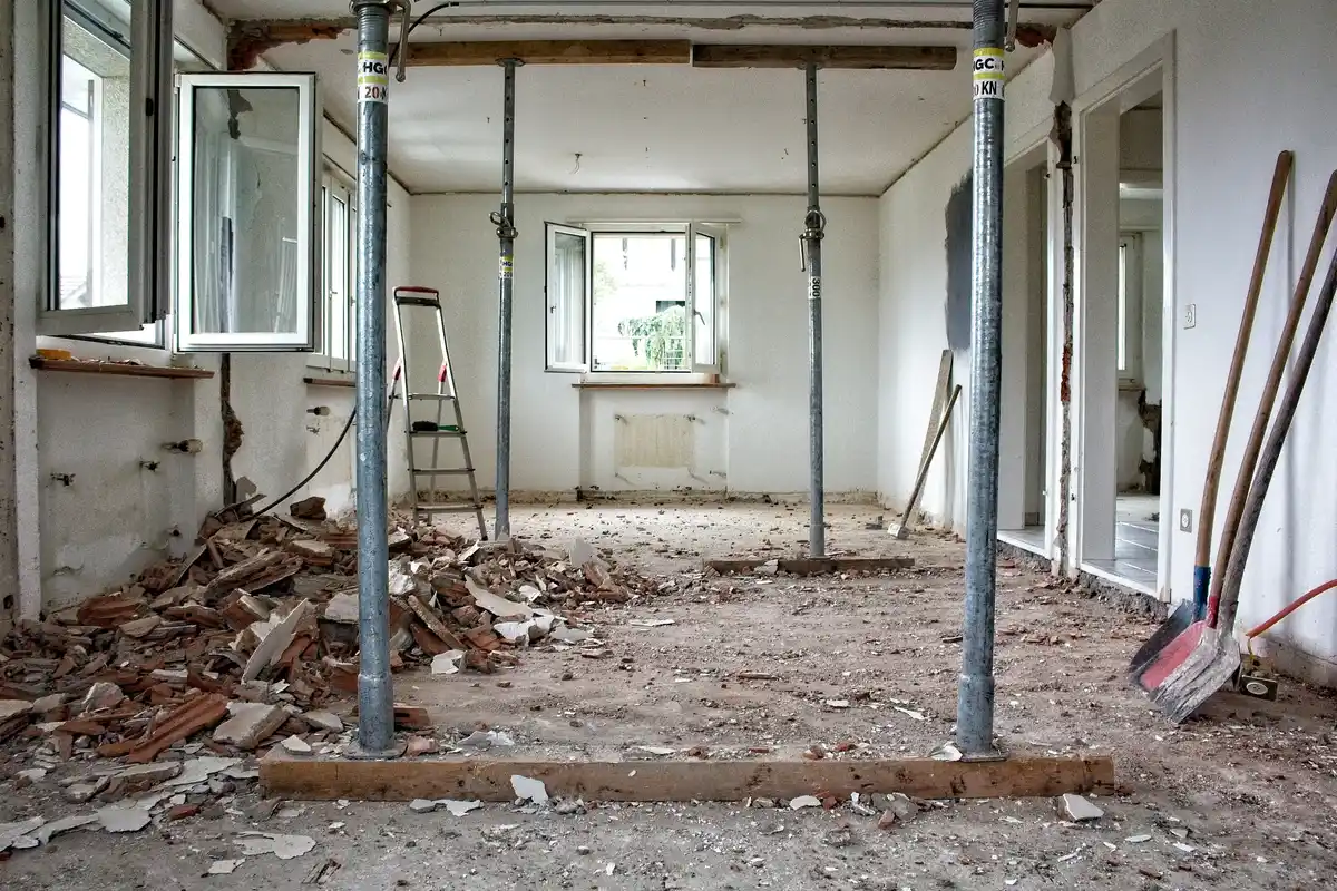 Altbausanierung München – Abbrucharbeiten in Gründerzeitwohnung vor Renovierung