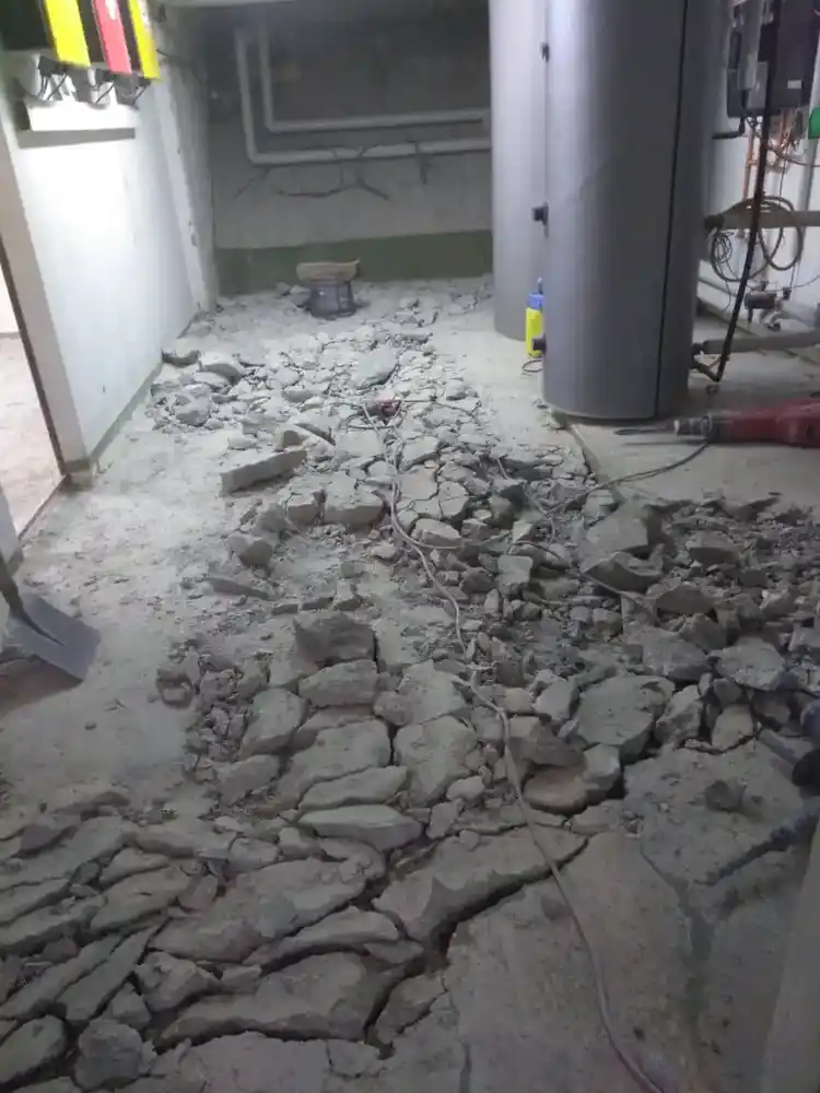 Entfernung beschädigter Estrich München – Vorbereitung für neuen Bodenaufbau