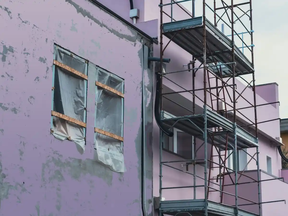 Hagelschaden Fassade München – Reparatur von Abplatzungen und Rissen